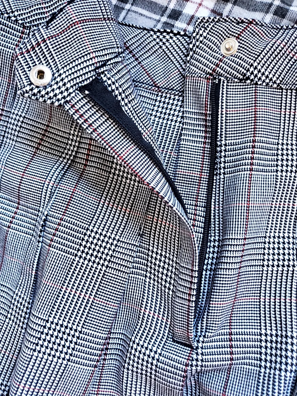 H&M Divided Plaid Pleated Skirt – Black White – Size 8 / EUR 40 - Picture 11 of 11